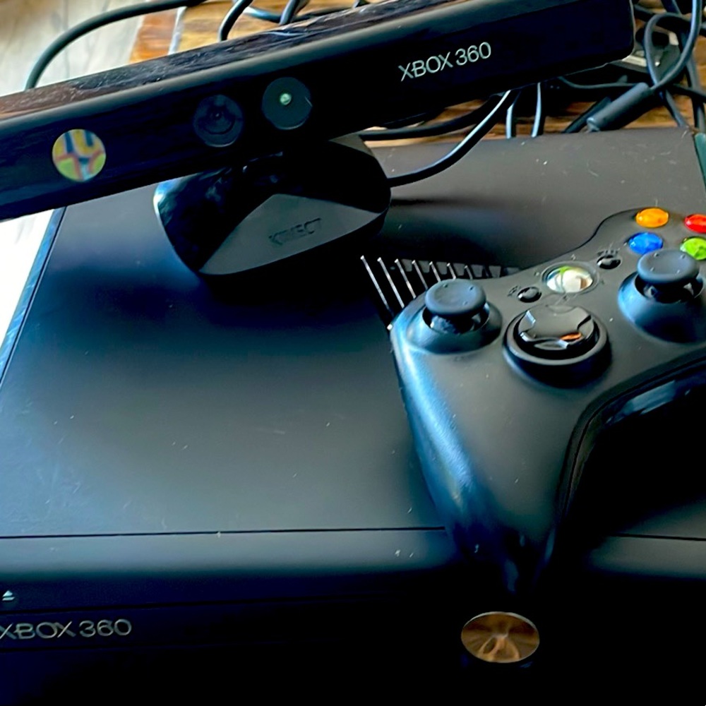 Xbox 360 with kinect censor and all games are included